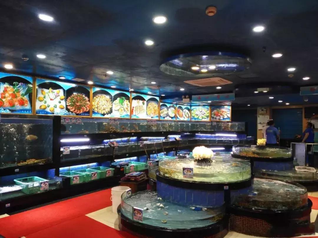 三亚火车头万人海鲜广场哪家好吃,在三亚3000元一桌的海鲜大餐
