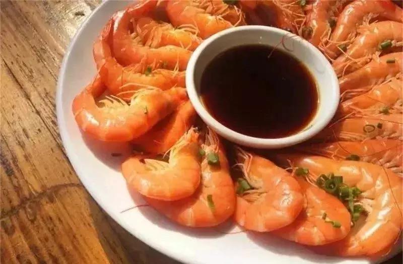 三亚火车头万人海鲜广场哪家好吃,在三亚3000元一桌的海鲜大餐