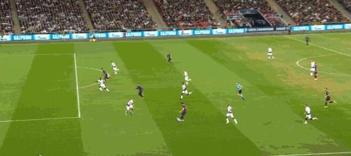 梅西梅开二度助巴萨3-0完胜,梅西4比2热刺梅西庆祝动作