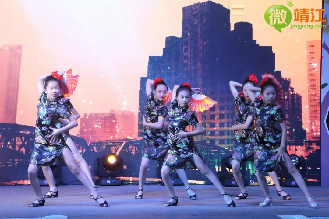 微靖江：这里发生了什么？竟引来近千名靖江人围观！还各种拍照