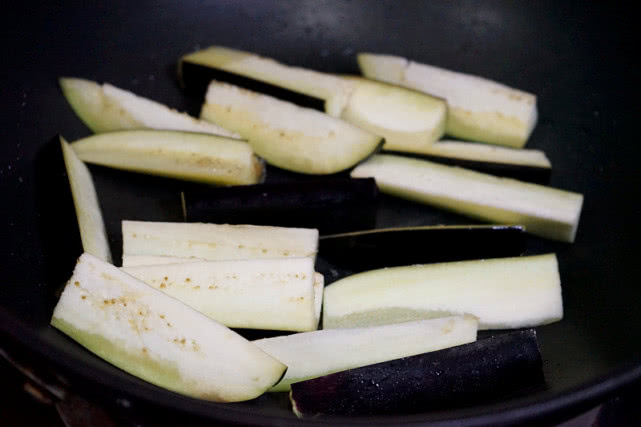 茄子怎么不油腻好吃,茄子如何处理少油