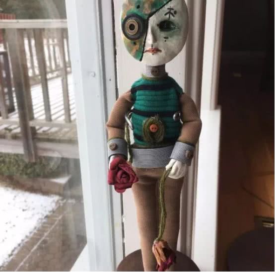 孩子用盒子建造废弃城市在家里,12岁男孩自己捡破烂