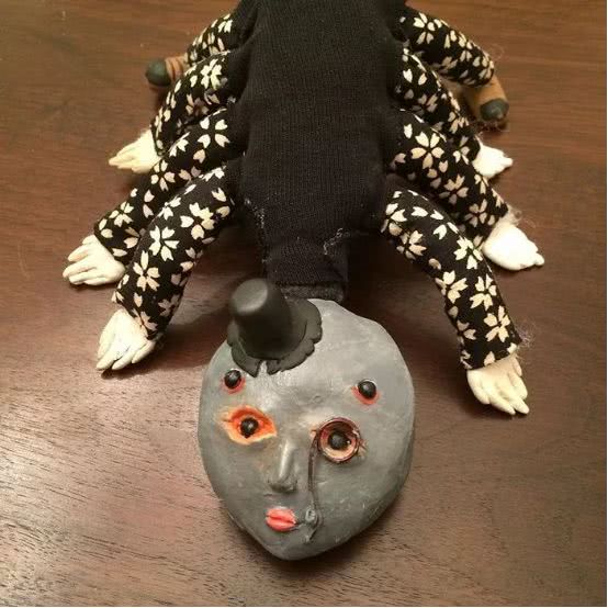 孩子用盒子建造废弃城市在家里,12岁男孩自己捡破烂