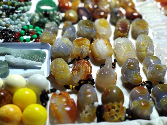 感受“一寨两国”边境奇观新浪大V小V走进瑞丽