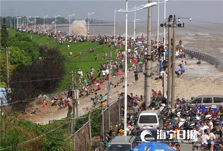 拍钱塘江大潮遭巨浪瞬间吞没,为了拍照被潮水冲走身亡