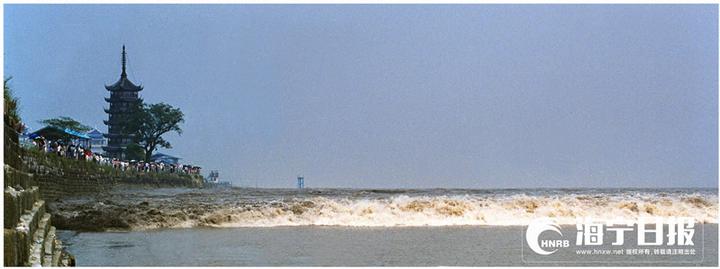 拍钱塘江大潮遭巨浪瞬间吞没,为了拍照被潮水冲走身亡