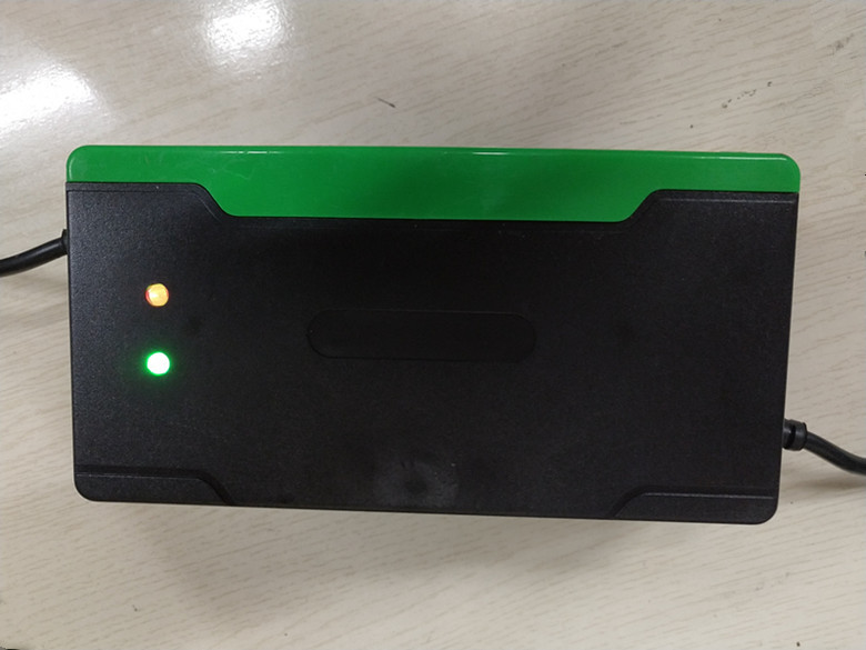 电动车充电连接头发热是什么原因,电动车电瓶加修复液后发热