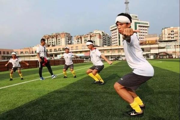 鍥藉鐩蹭汉瓒崇悆闃熸浠插織鐓х墖,缁胯尩鍦轰笂瓒崇悆杩愬姩鍛樼殑鏁呬簨