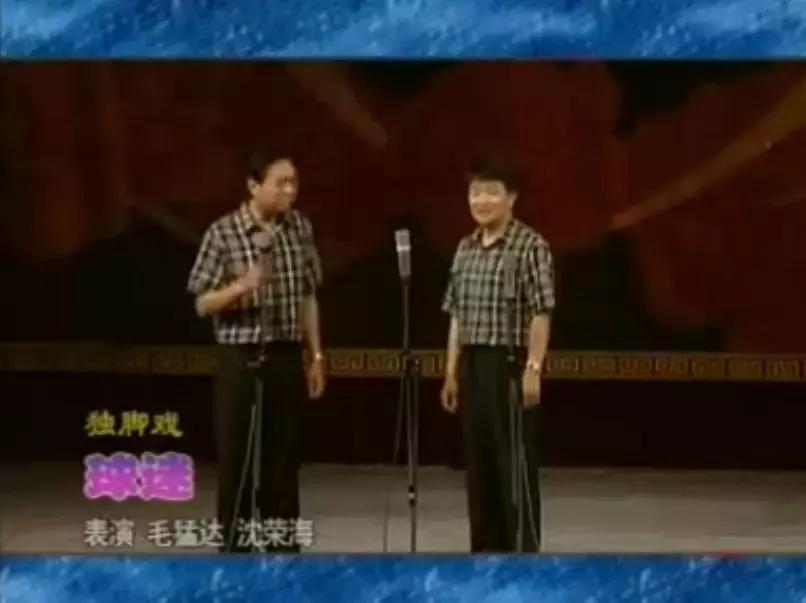 25年申花真铁杆“阿德哥”演出当面吐槽曹赟定“申花一直输球”