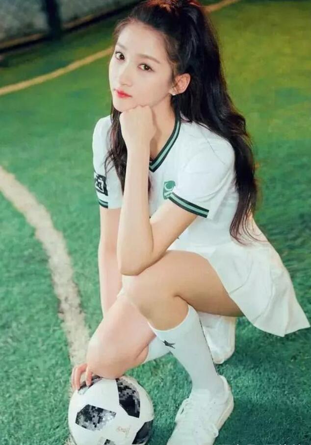 杨幂和关晓彤同穿足球袜,杨幂关晓彤腿型
