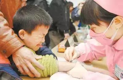 我的血为什么颜色老是特别黑,我的血为什么是黑红色的