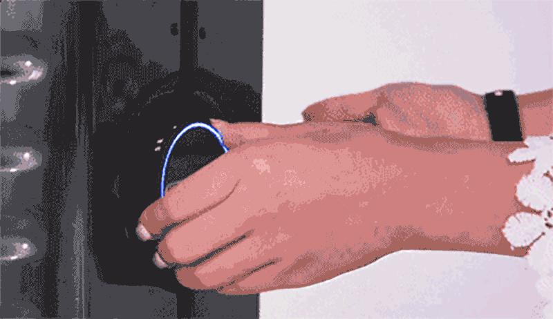 这款行李箱会自己动，超方便，酷！