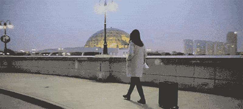 这款行李箱会自己动，超方便，酷！