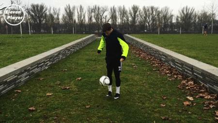 足球技巧花式起球小学生,足球后脚跟起球教学