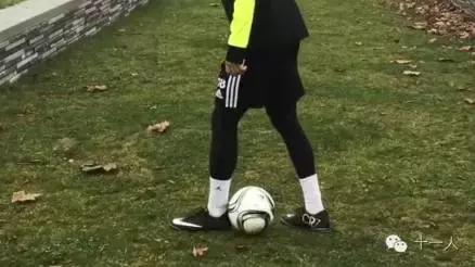 足球技巧花式起球小学生,足球后脚跟起球教学