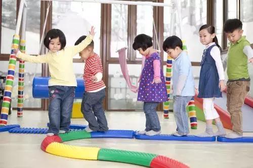 幼儿园户外走迷宫游戏观察记录,幼儿园大班户外放鞭炮游戏玩法