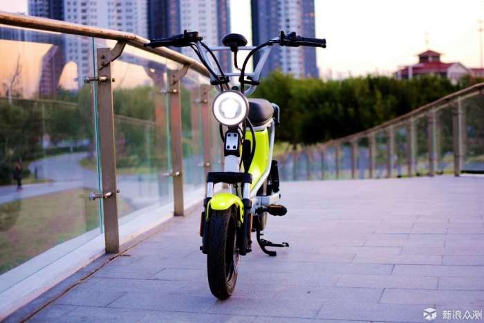 这才是真正的电动自行车,小牛评测特斯拉