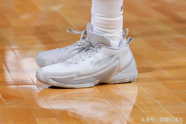 月球漫步者致敬迈克尔-杰克逊！10月9日NBA球鞋赏析