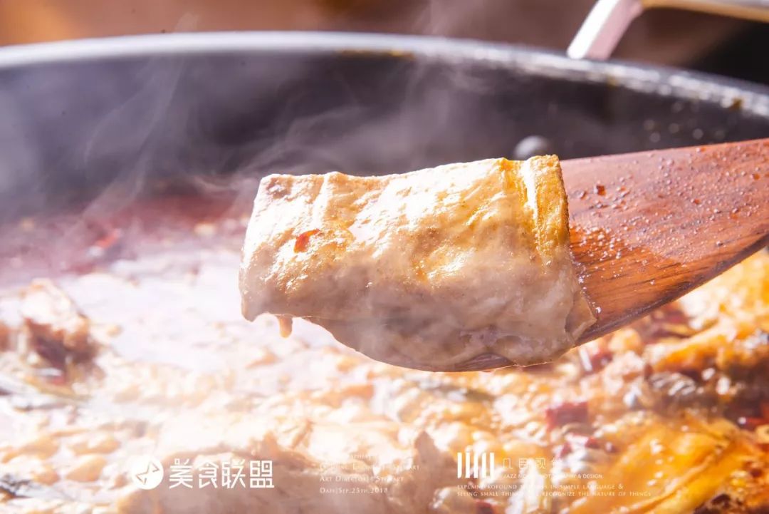 昆明南屏街90㎡小店，用60cm的一大锅装着比头大的“臭味”美食