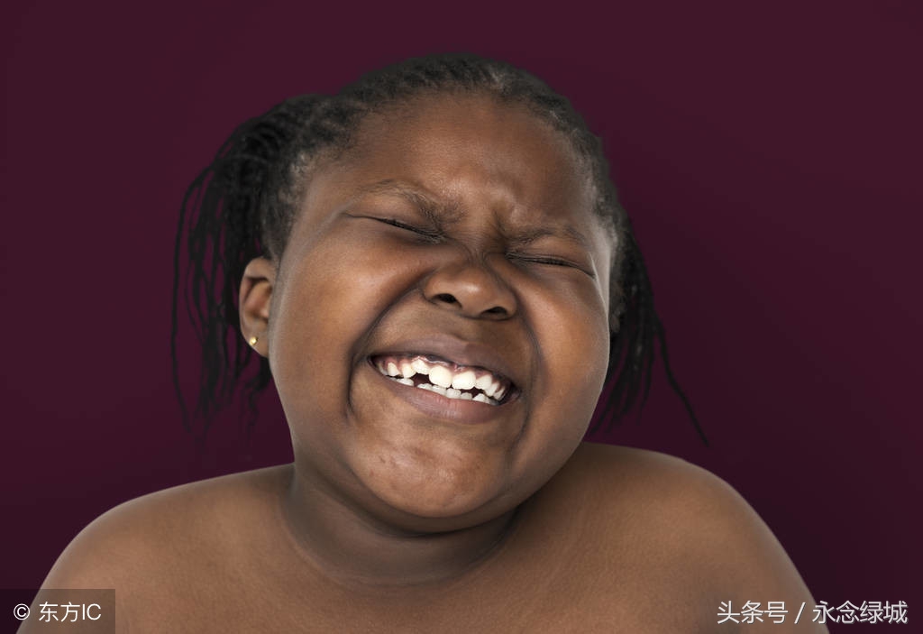 女子错把“肛门松弛剂”当唇膏抹走红：我的嘴睡着了