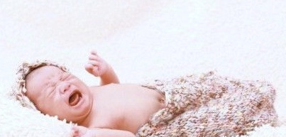 婴儿肠痉挛会一整天哭闹吗,不要以为宝宝哭闹就是无理取闹