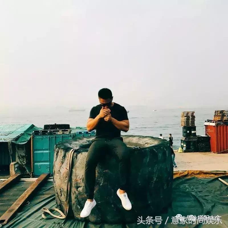 采访别人一身衣服多少钱,采访男生一身穿搭几十万