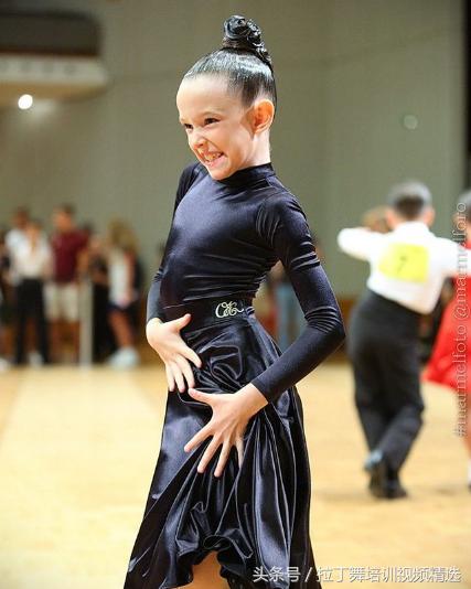 上课要求化妆穿正装,上课要穿西服