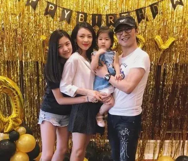 气质气场兼具的章子怡最喜欢用的口红色号！