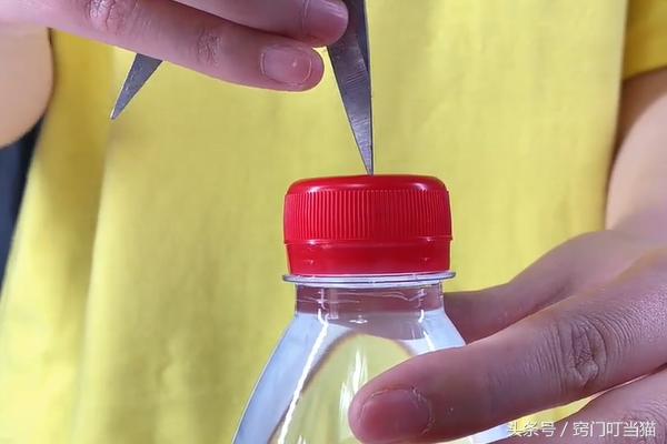 塑料瓶上绑3根筷子，绑一次能用7天，解决了你出门旅游的烦恼！