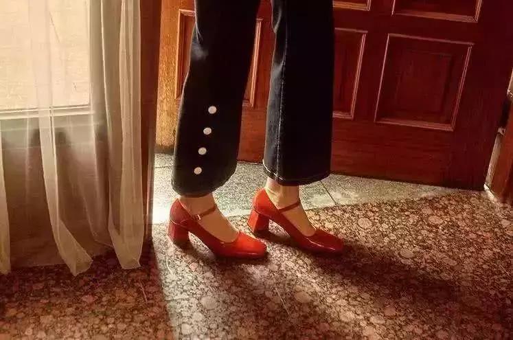 秋季小单鞋谁穿谁好看 (百搭轻便小单鞋总有一款适合你)