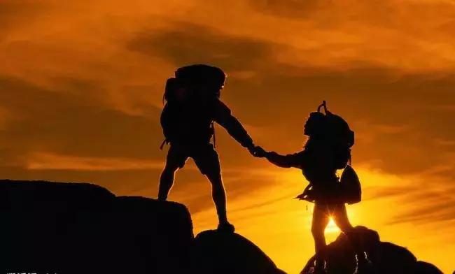 40名驴友迷路深山多方合力救援,驴友被困11小时连夜搜寻成功营救