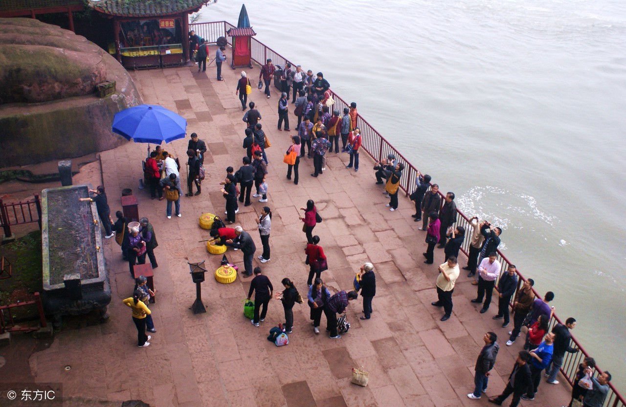 乐山大佛胸口出现严重裂缝，网友：佛祖，是谁把你气成这样？