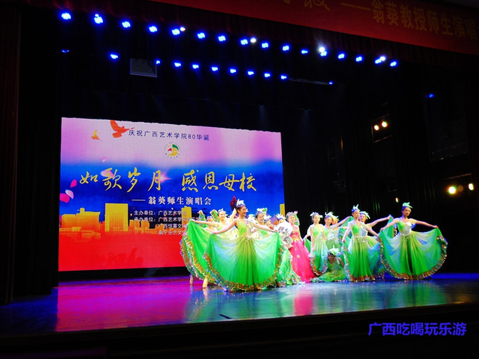 抱着个小孩，歌声还那么高亢，艺院老教授翁葵赢得满堂彩！