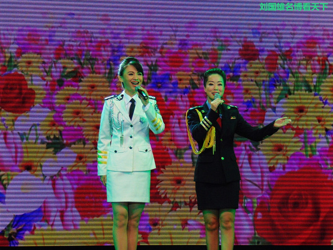 抱着个小孩，歌声还那么高亢，艺院老教授翁葵赢得满堂彩！