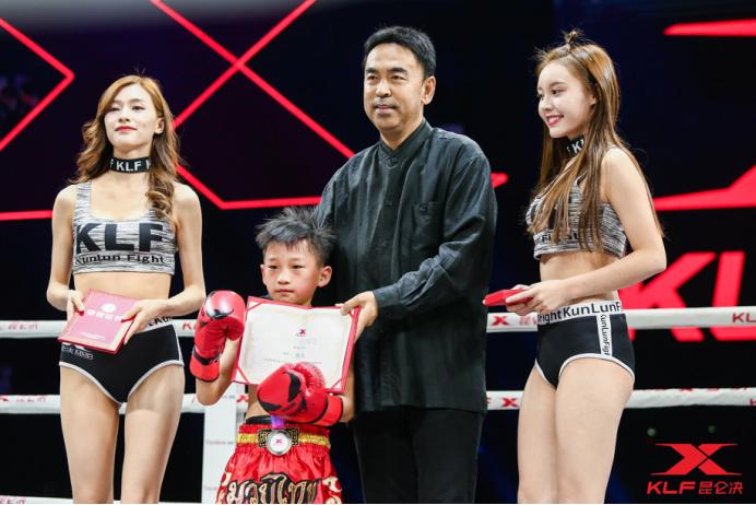 中国独苗冯兴礼强势晋级诸神4强，奇利亚宝刀未老KO对手太给力