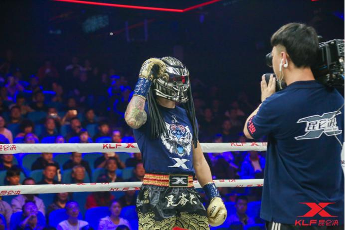 中国独苗冯兴礼强势晋级诸神4强，奇利亚宝刀未老KO对手太给力