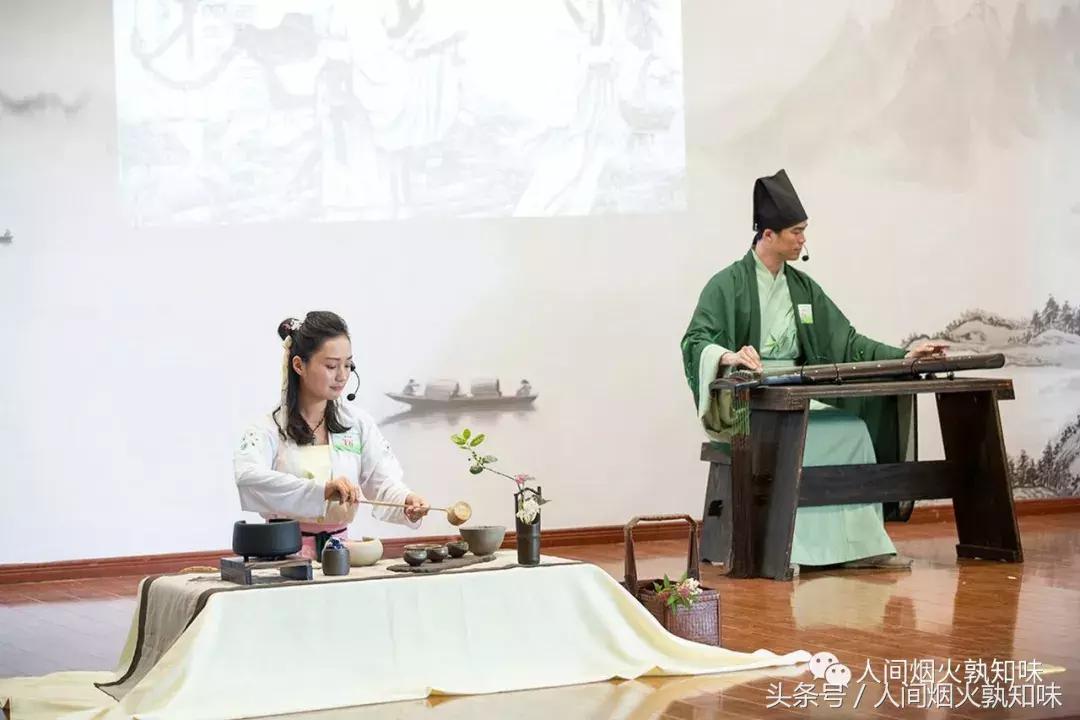 当我们在一起品茗谈心欣赏茶道时,有谁想过那些辛苦的采茶妹呢