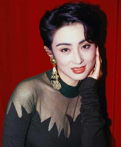 香港90年代她背景大到没人敢惹，遭赵薇横刀*爱夺**，今50岁被疑整容