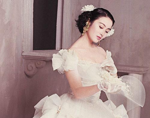 香港90年代她背景大到没人敢惹，遭赵薇横刀*爱夺**，今50岁被疑整容