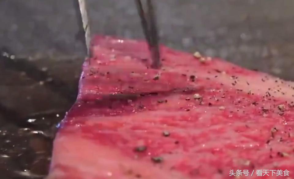 火焰牛排做法步骤教程图解,厨师切牛排真实视频