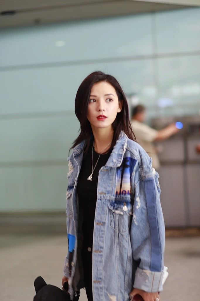 周冬雨穿牛油果绿连衣裙,周冬雨穿芭莎裙