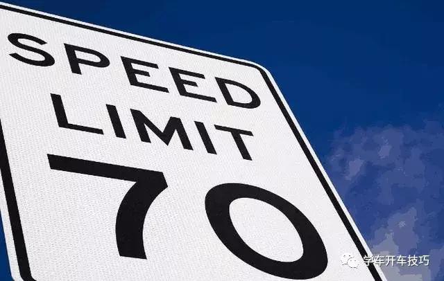 高速限速120时出现限速60怎么走,在高速上突然看到限速60怎么办