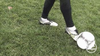 底线零角度射门教学,脚尖捅球踢得又高又远射门教学