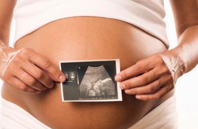 女人生孩子肚子很疼压着肚子睡觉,女人生孩子被别人踹疼得大哭大叫