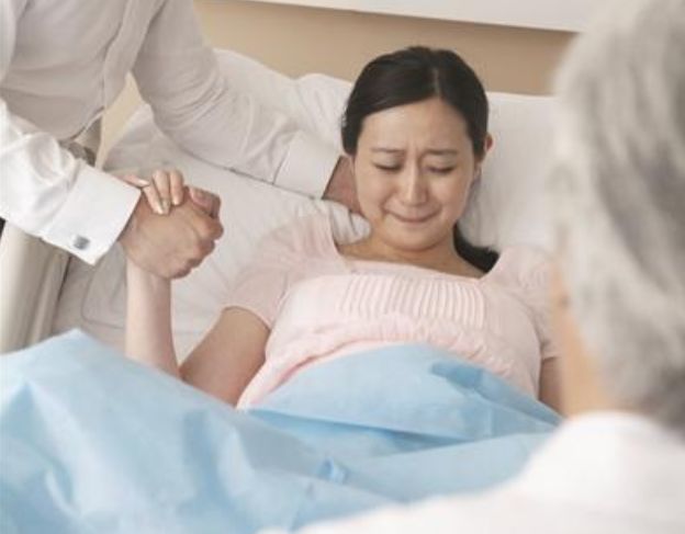 女人生孩子肚子很疼压着肚子睡觉,女人生孩子被别人踹疼得大哭大叫