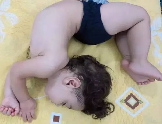 小孩倒立俯卧撑,倒立俯卧撑小学生练八块腹肌