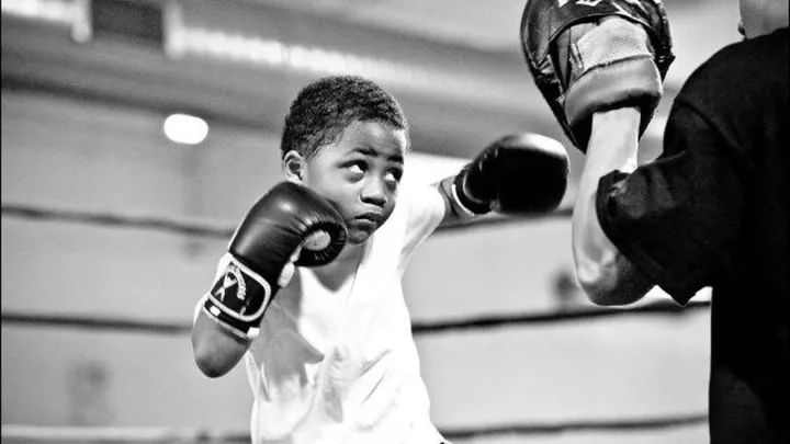 小孩倒立俯卧撑,倒立俯卧撑小学生练八块腹肌