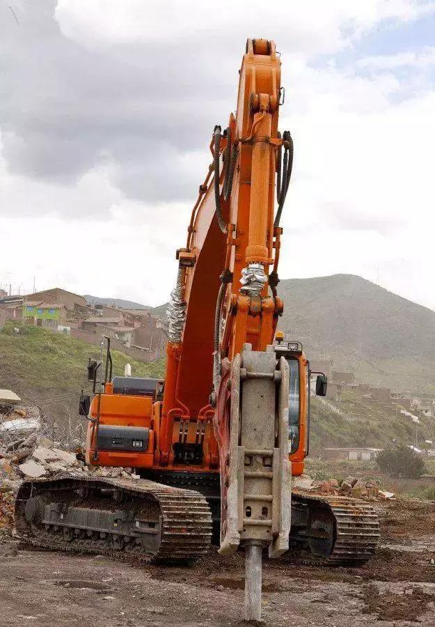 挖机破碎锤是怎么操作的,新手小挖机破碎锤操作教程