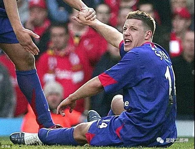 为曼联踢断腿的男人,为曼联付出一切的球员