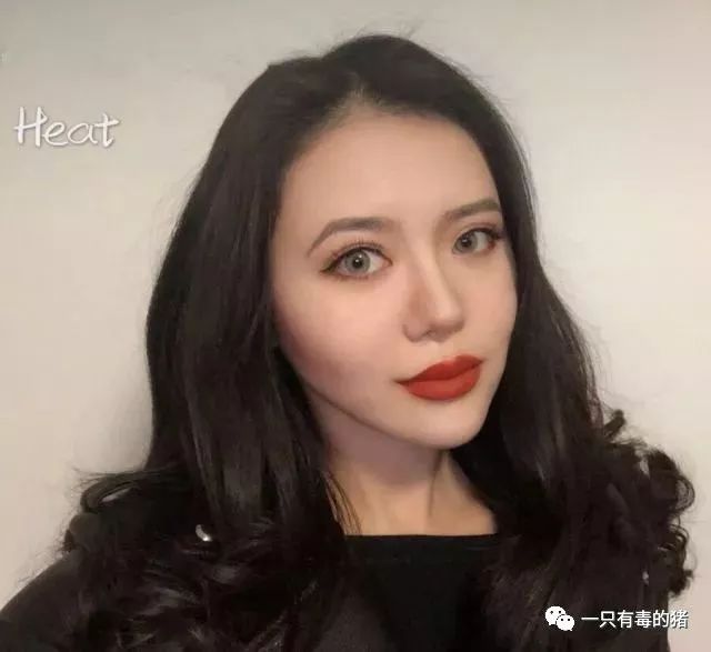 深扒摔跤炫富：原来富婆们20w包包里的东西也没什么了不起